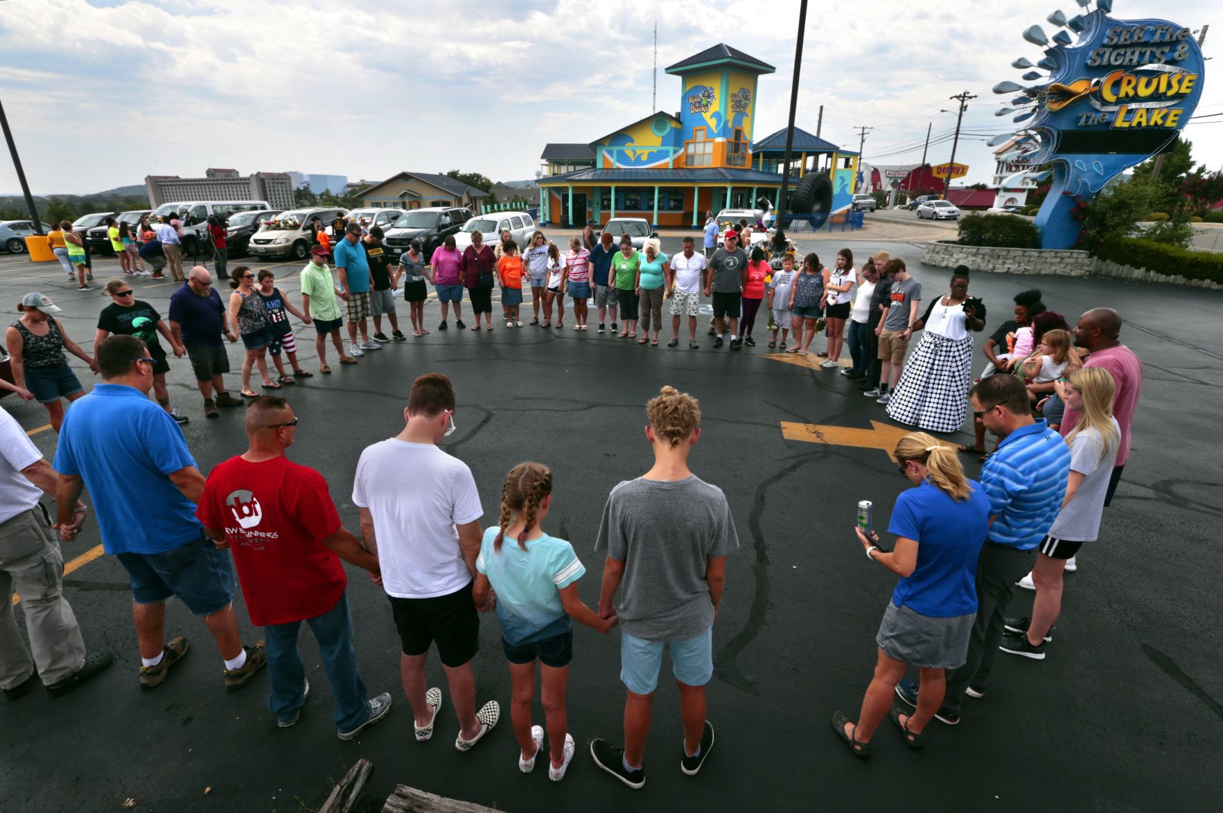 Amid storm warnings 17 die - 9 from one family - when boat capsizes on Table Rock Lake